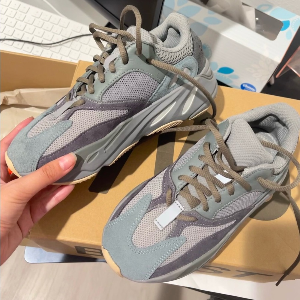 Yeezy 700 size 5 AUTHENTIC GARENTEE